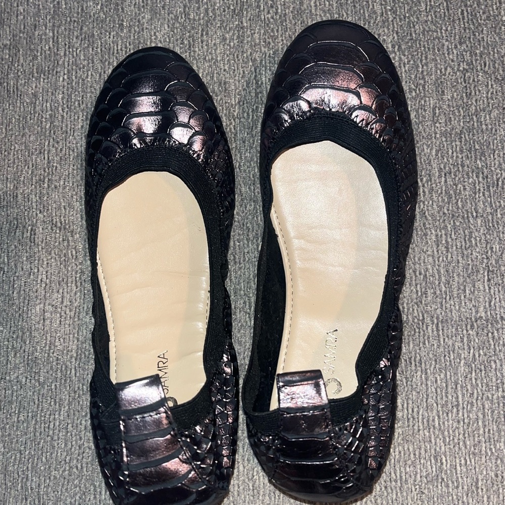 Girls cute flats! Never been worn still in box!